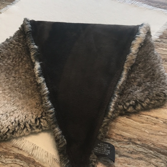 Fabulous Furs by Donna Salyers Faux Fur Shawl Collar Wrap Stole EUC - Picture 7 of 7